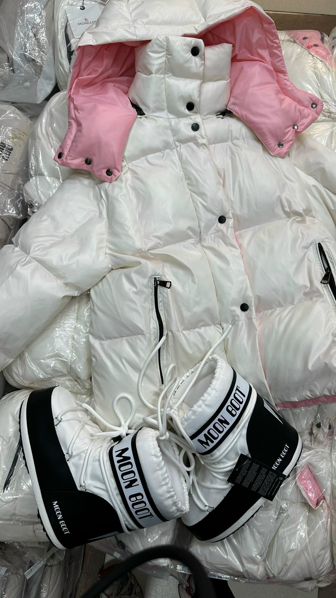 пуховик moncler,пуховик монклер женский белый,пуховик повседневный,пуховики женские,белый женский короткий пуховик moncler
