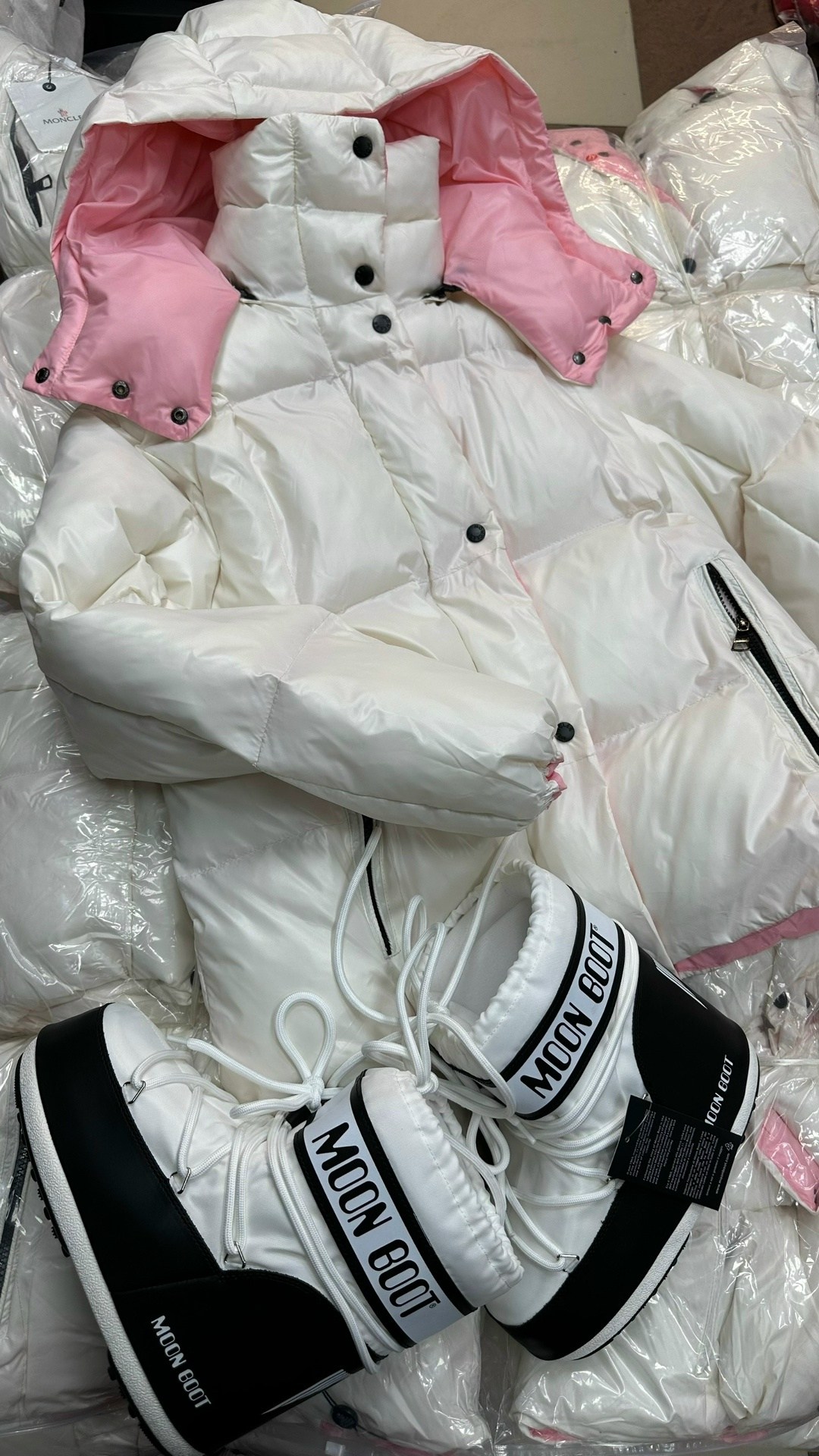 пуховик moncler,пуховик монклер женский белый,пуховик повседневный,пуховики женские,белый женский короткий пуховик moncler