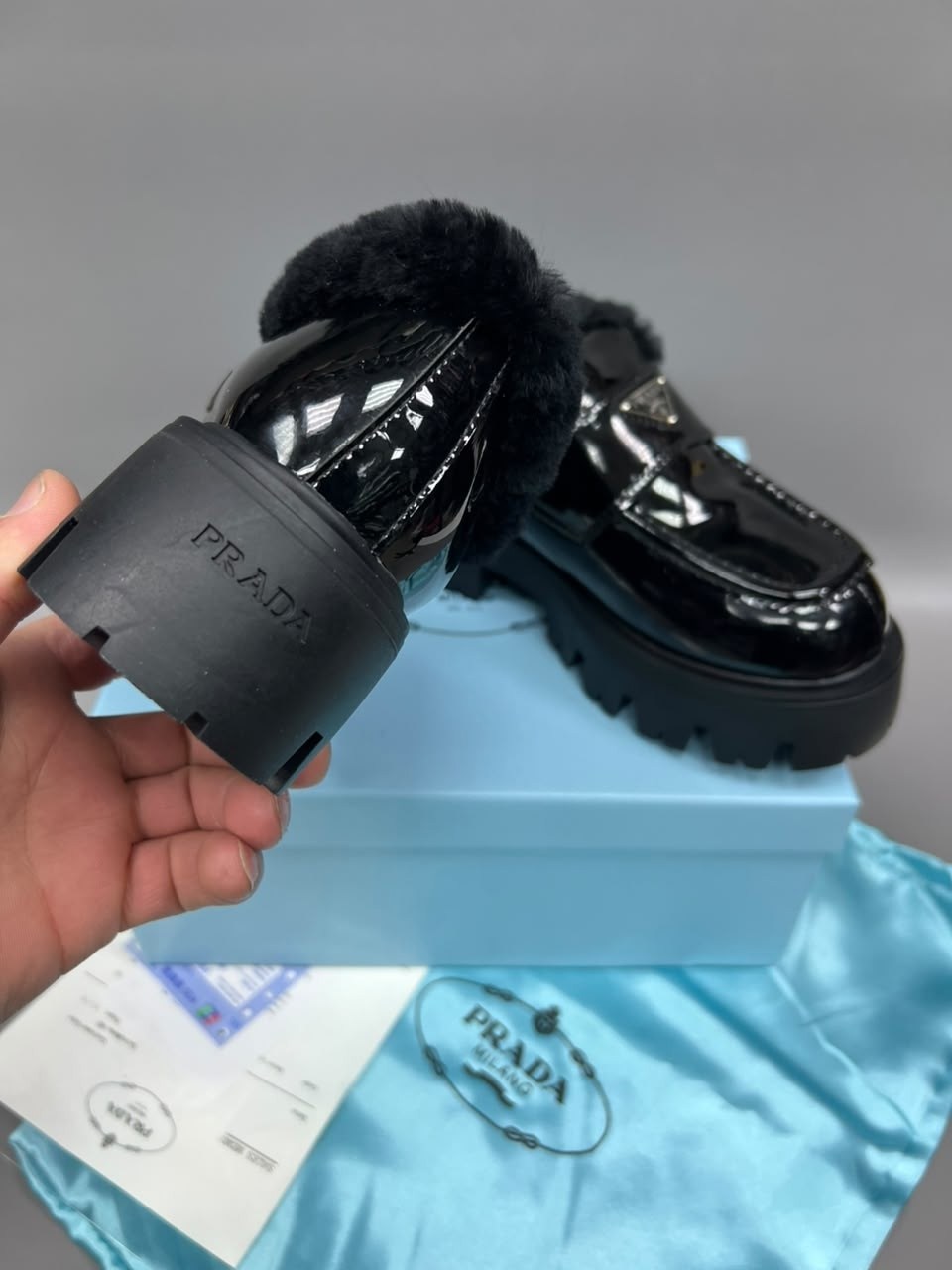 лоферы prada,,зимние кожаные черные лоферы prada brushed с мехом,лоферы prada с мехом,лоферы с мехам