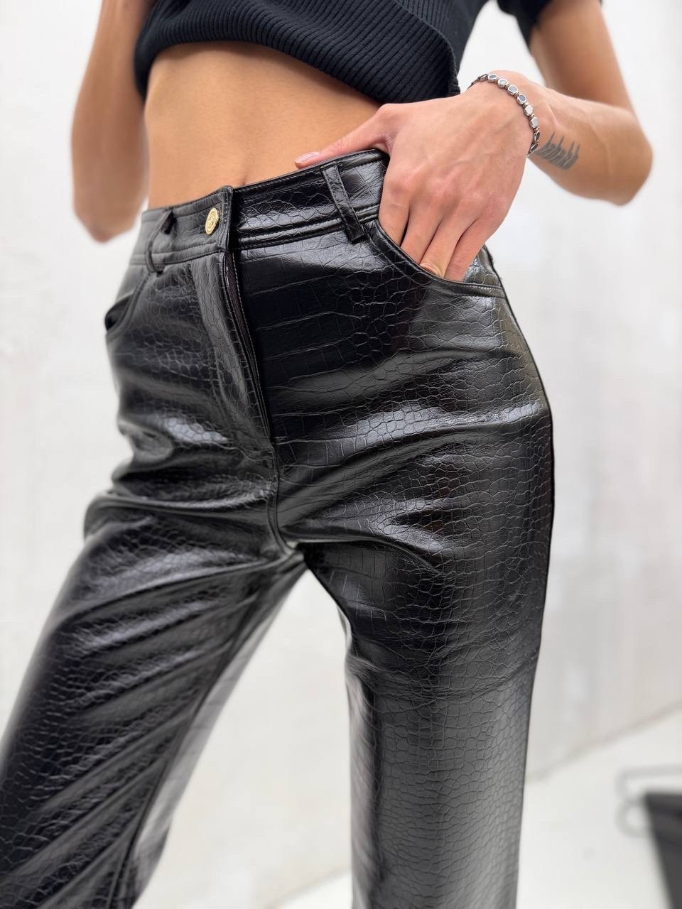 кожаные штаны na-kd flared pants черный,кожаные штаны,кожаные брюки,кожаные брюки женские,широкие кожаные брюки
