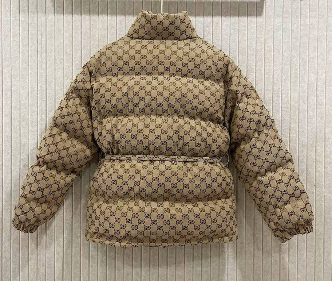 пуховик gucci,стеганый пуховик gg gucci бежевый,пуховая куртка gucci,пуховик женский gucci,gucci бежевый полиэстеровый пуховик для женщин