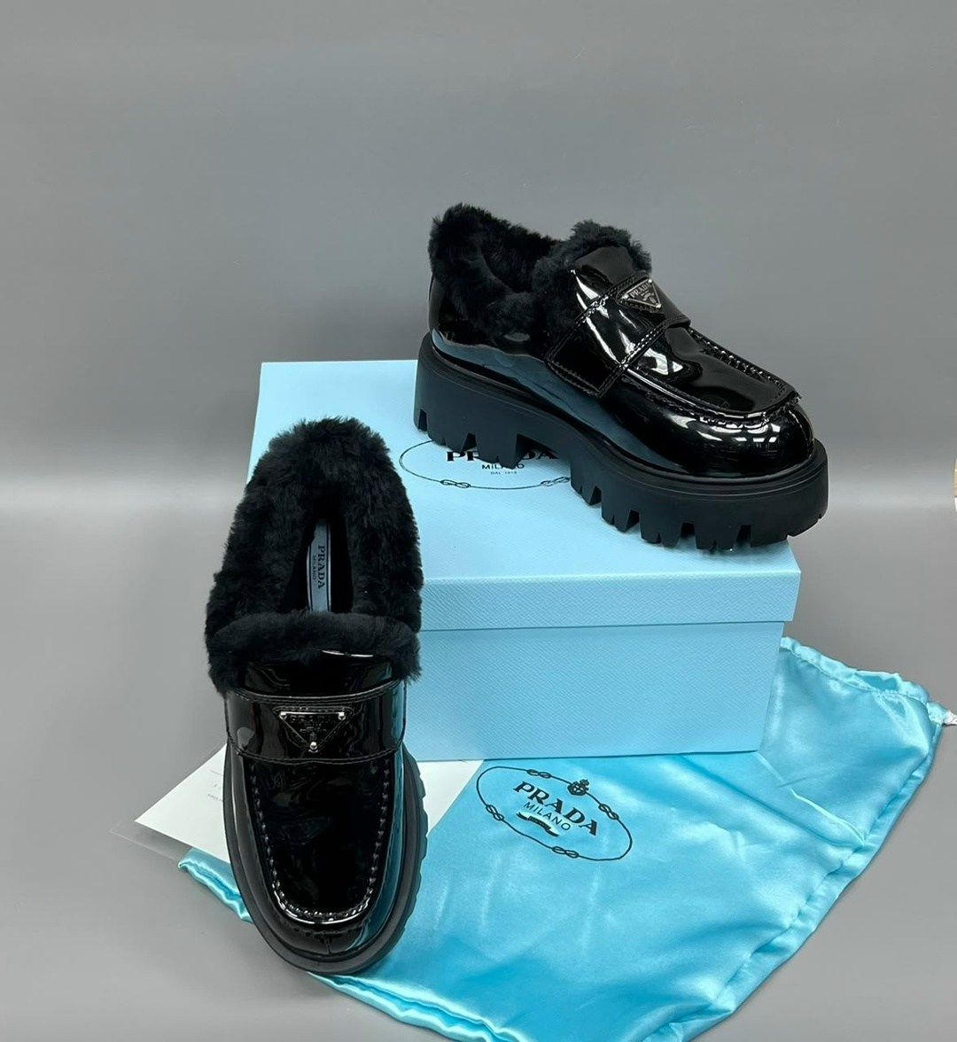 лоферы prada,,зимние кожаные черные лоферы prada brushed с мехом,лоферы prada с мехом,лоферы с мехам