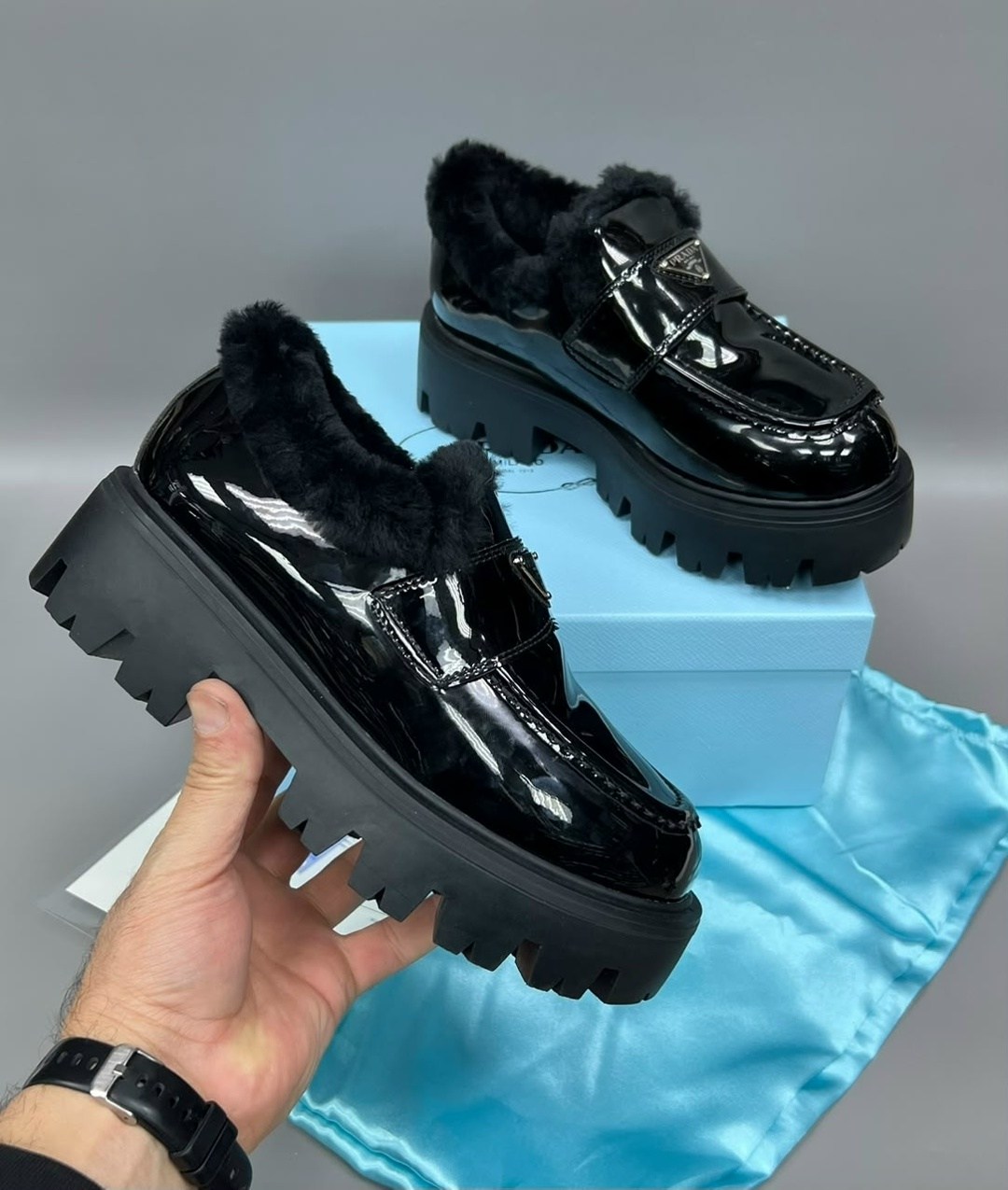 лоферы prada,,зимние кожаные черные лоферы prada brushed с мехом,лоферы prada с мехом,лоферы с мехам