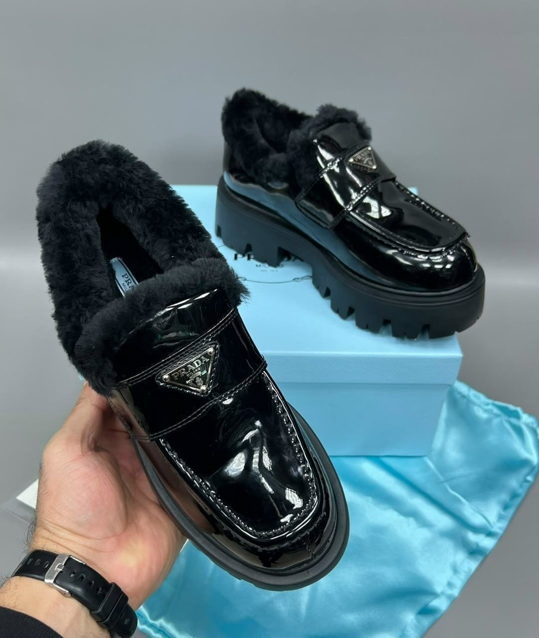лоферы prada,,зимние кожаные черные лоферы prada brushed с мехом,лоферы prada с мехом,лоферы с мехам