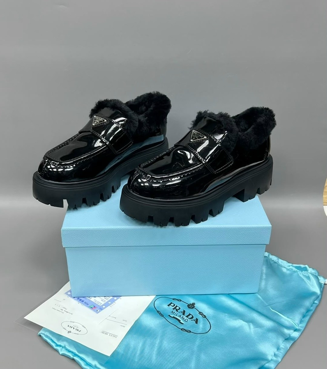 лоферы prada,,зимние кожаные черные лоферы prada brushed с мехом,лоферы prada с мехом,лоферы с мехам