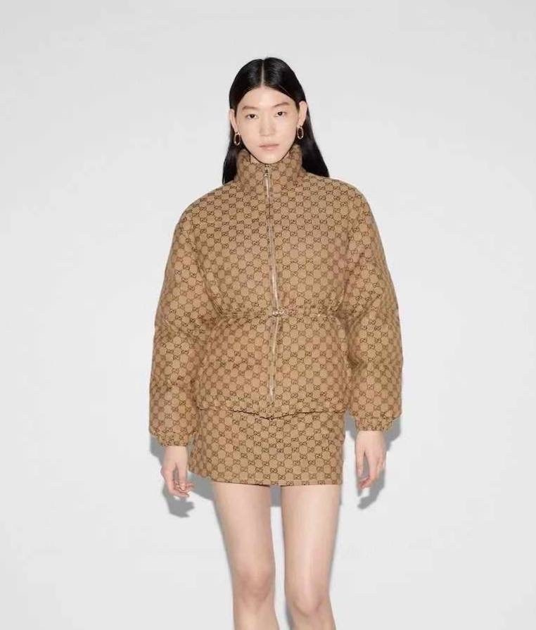 пуховик gucci,стеганый пуховик gg gucci бежевый,пуховая куртка gucci,пуховик женский gucci,gucci бежевый полиэстеровый пуховик для женщин
