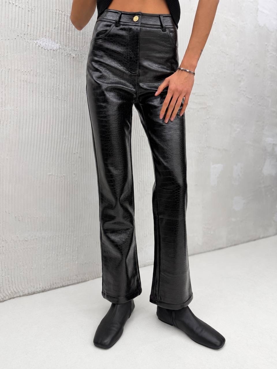 кожаные штаны na-kd flared pants черный,кожаные штаны,кожаные брюки,кожаные брюки женские,широкие кожаные брюки