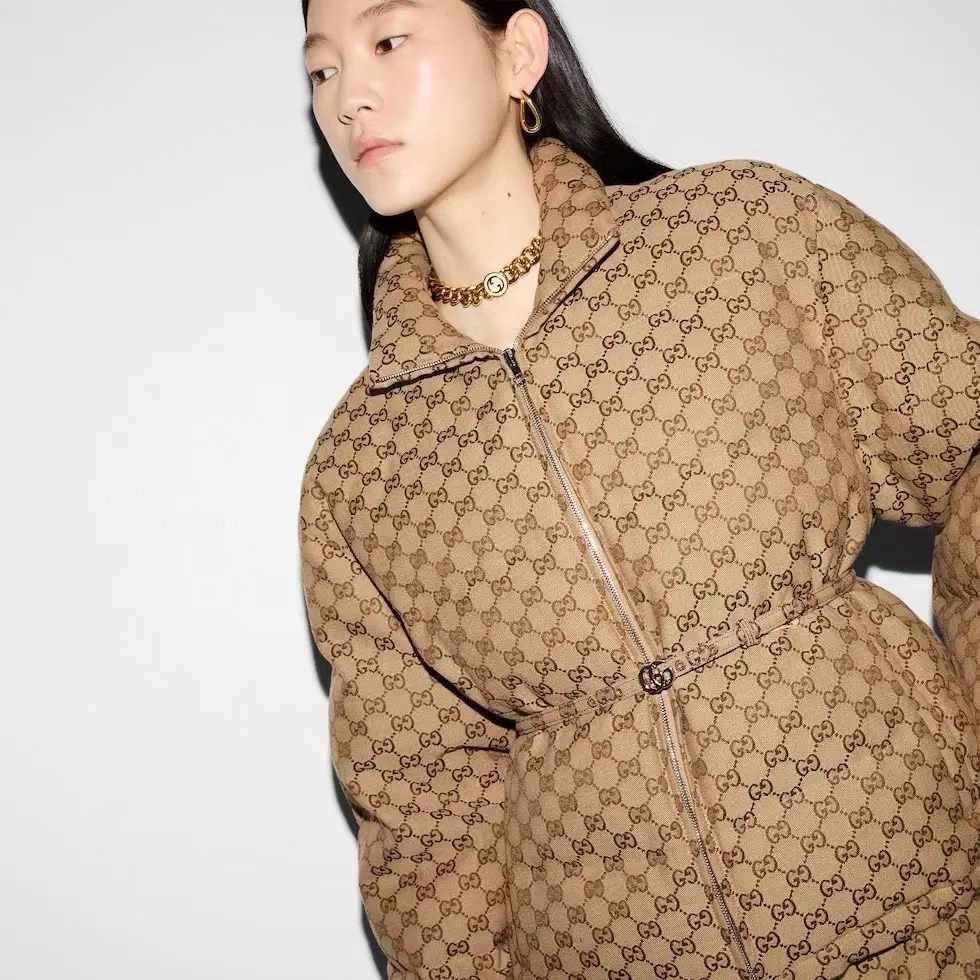пуховик gucci,стеганый пуховик gg gucci бежевый,пуховая куртка gucci,пуховик женский gucci,gucci бежевый полиэстеровый пуховик для женщин