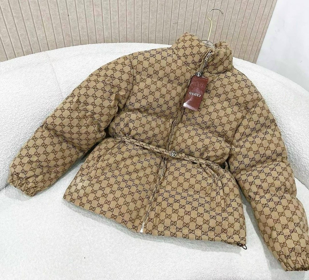 пуховик gucci,стеганый пуховик gg gucci бежевый,пуховая куртка gucci,пуховик женский gucci,gucci бежевый полиэстеровый пуховик для женщин
