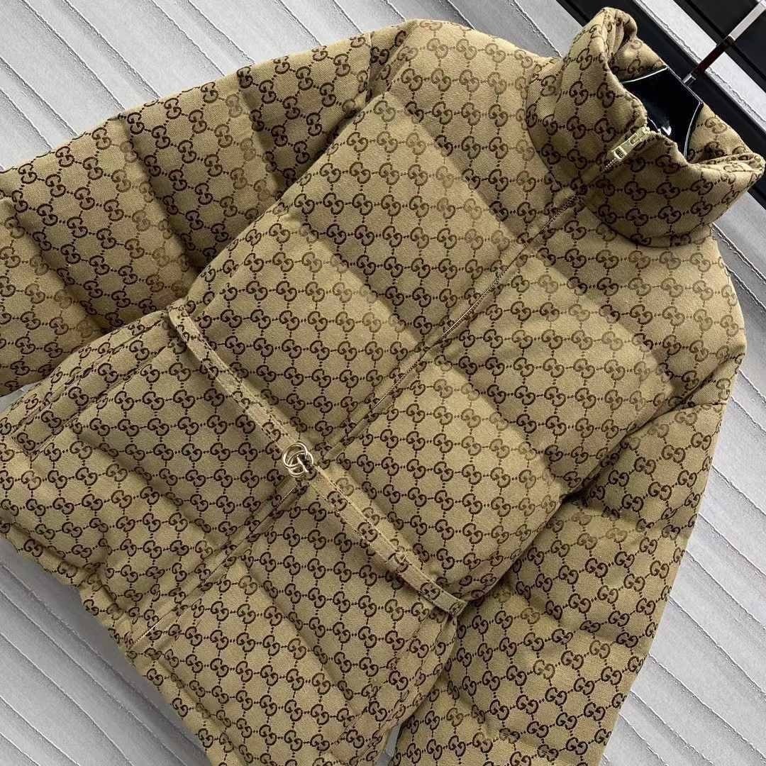 пуховик gucci,стеганый пуховик gg gucci бежевый,пуховая куртка gucci,пуховик женский gucci,gucci бежевый полиэстеровый пуховик для женщин