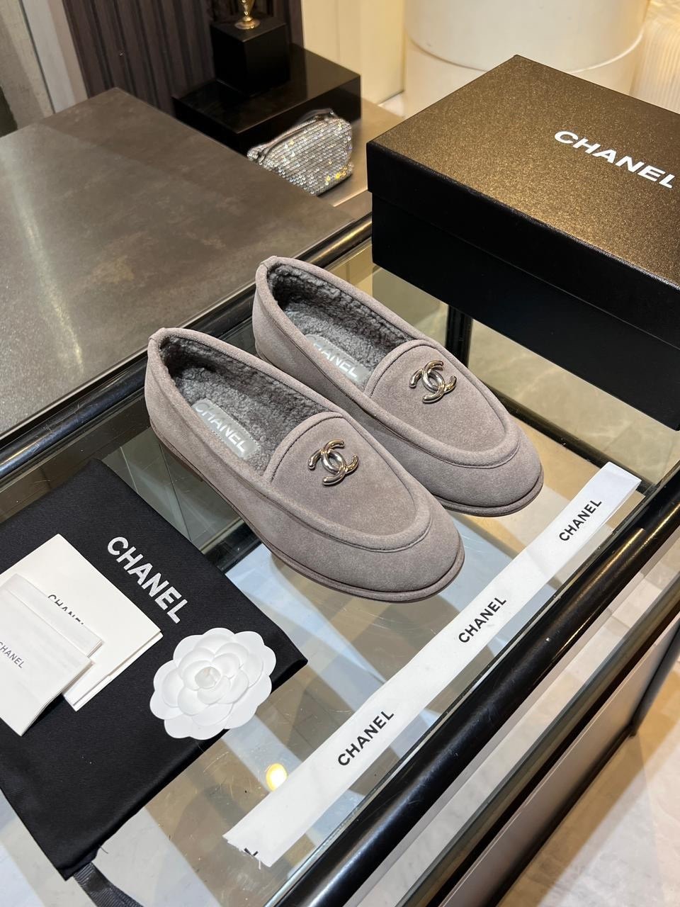 лоферы chanel,женские замшевые лоферы chanel коричневые с мехом,лоферы женские натуральная замша,лоферы chanel женские,женские замшевые лоферы