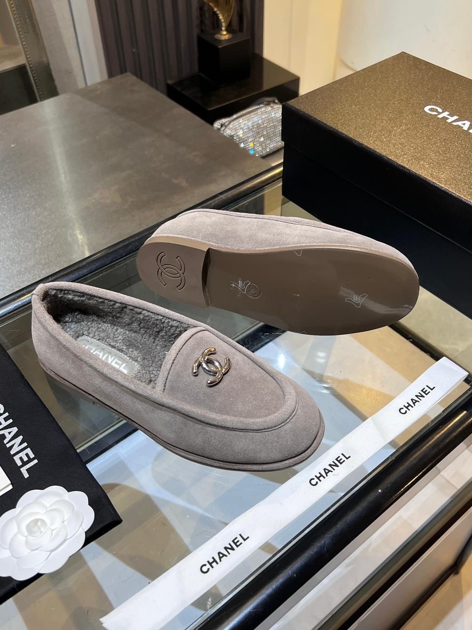лоферы chanel,женские замшевые лоферы chanel коричневые с мехом,лоферы женские натуральная замша,лоферы chanel женские,женские замшевые лоферы