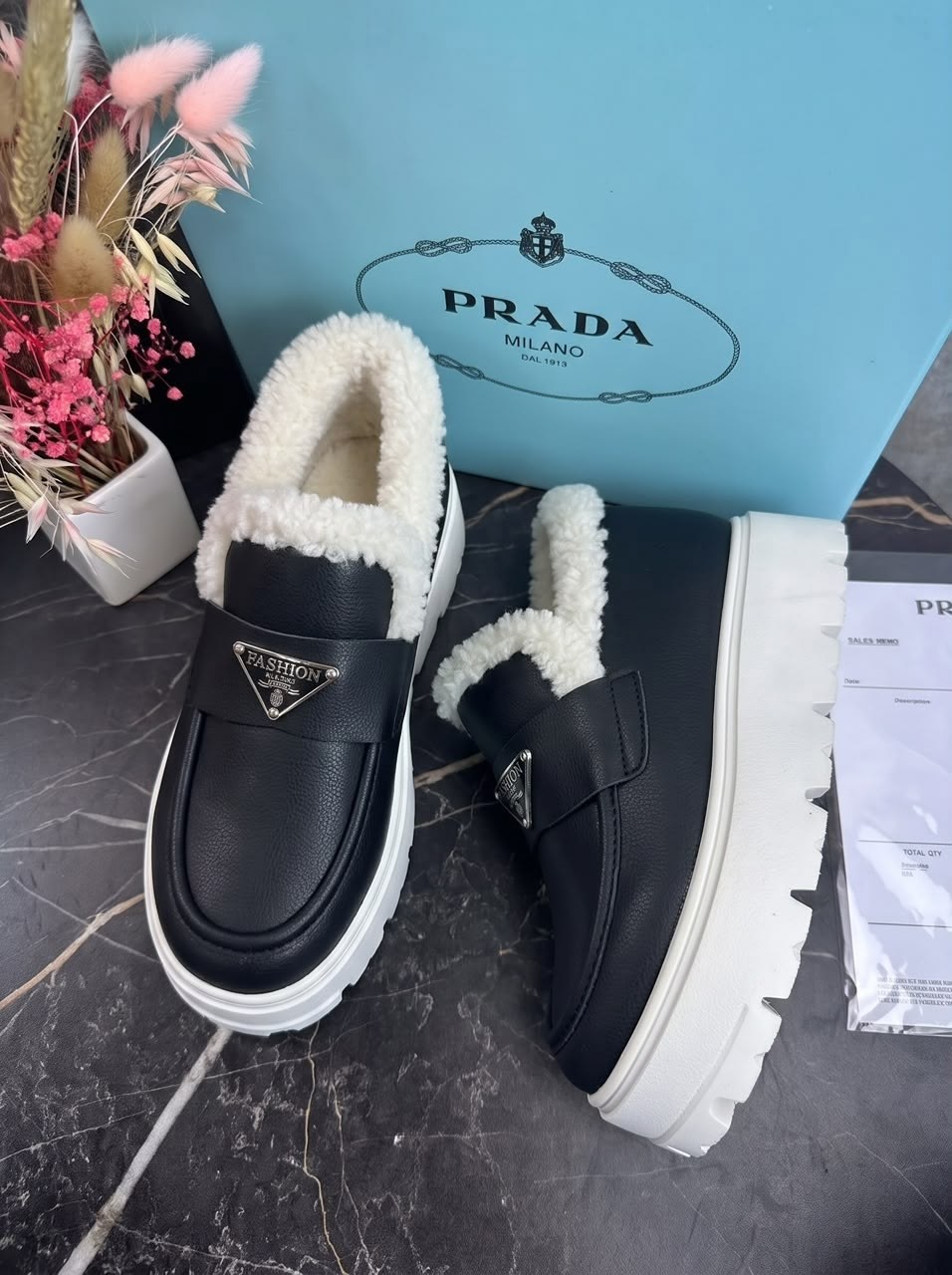 лоферы prada,зимние кожаные черные лоферы prada brushed с мехом,лоферы prada зимние,лоферы с мехом prada,лоферы зимние женские prada