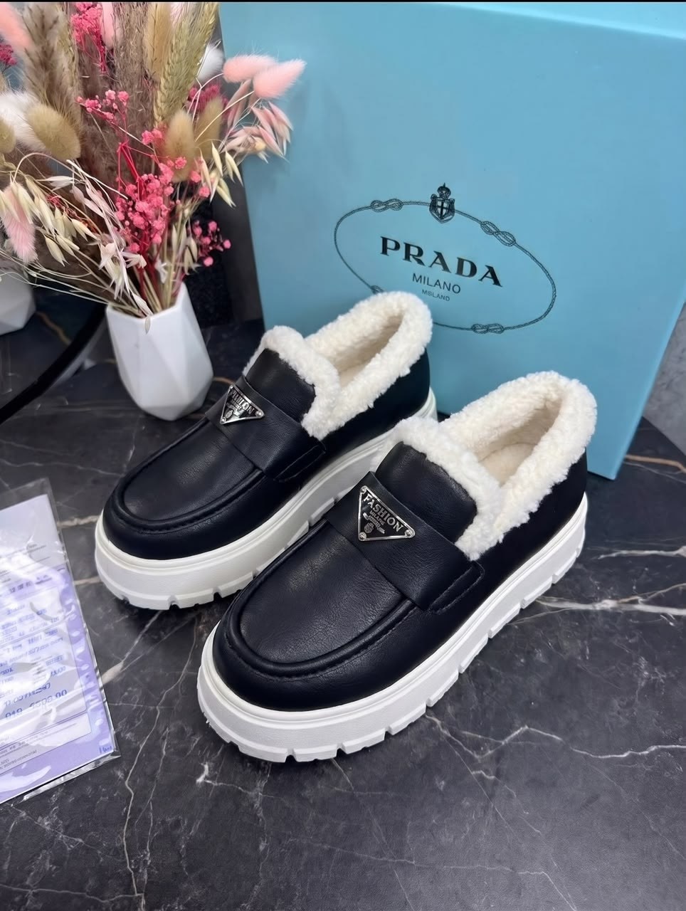 лоферы prada,зимние кожаные черные лоферы prada brushed с мехом,лоферы prada зимние,лоферы с мехом prada,лоферы зимние женские prada