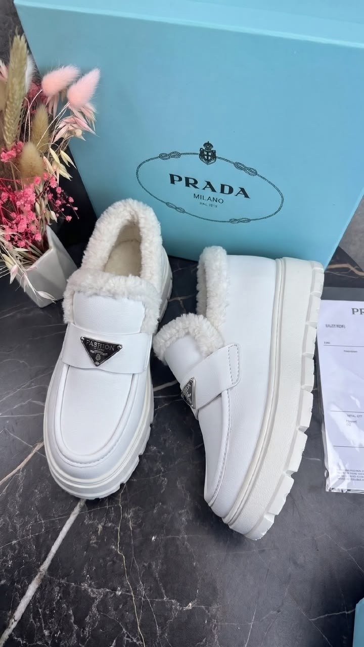 лоферы prada,зимние кожаные черные лоферы prada brushed с мехом,лоферы prada зимние,лоферы с мехом prada,лоферы зимние женские prada