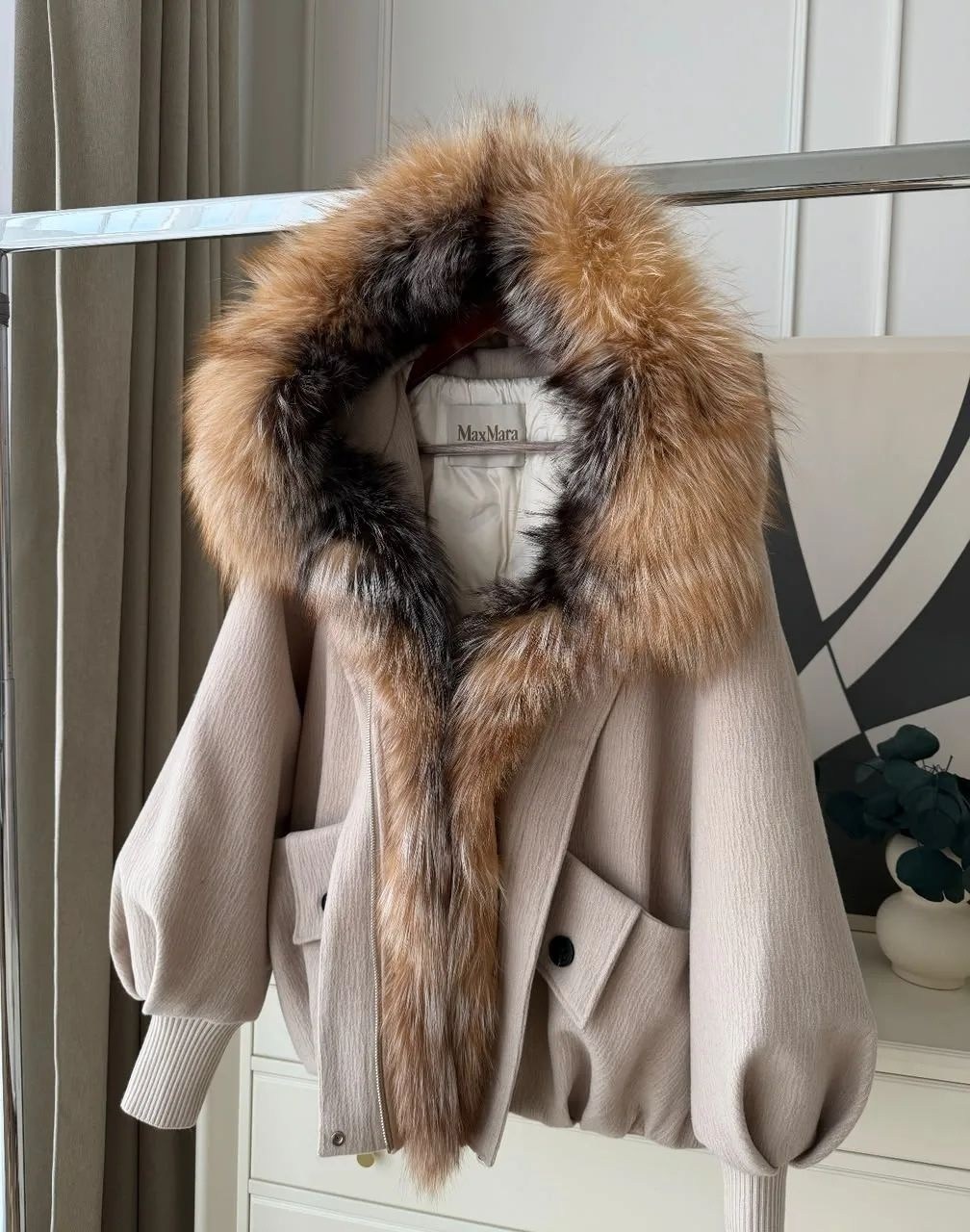 max mara женский бежевый пуховик с мехом,пуховик женский оверсайз,женский бежевый пуховик с натуральным мехом max mara,куртка,зимняя куртка-пальто оверсайз