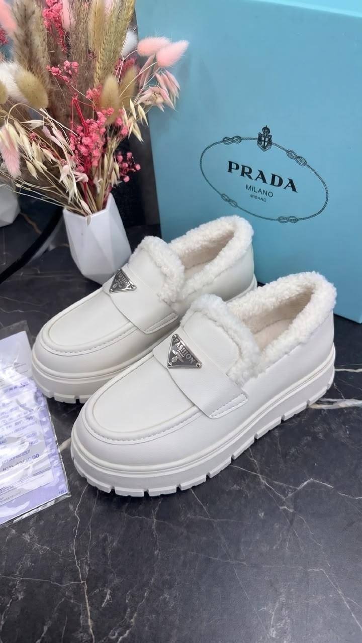 лоферы prada,зимние кожаные черные лоферы prada brushed с мехом,лоферы prada зимние,лоферы с мехом prada,лоферы зимние женские prada