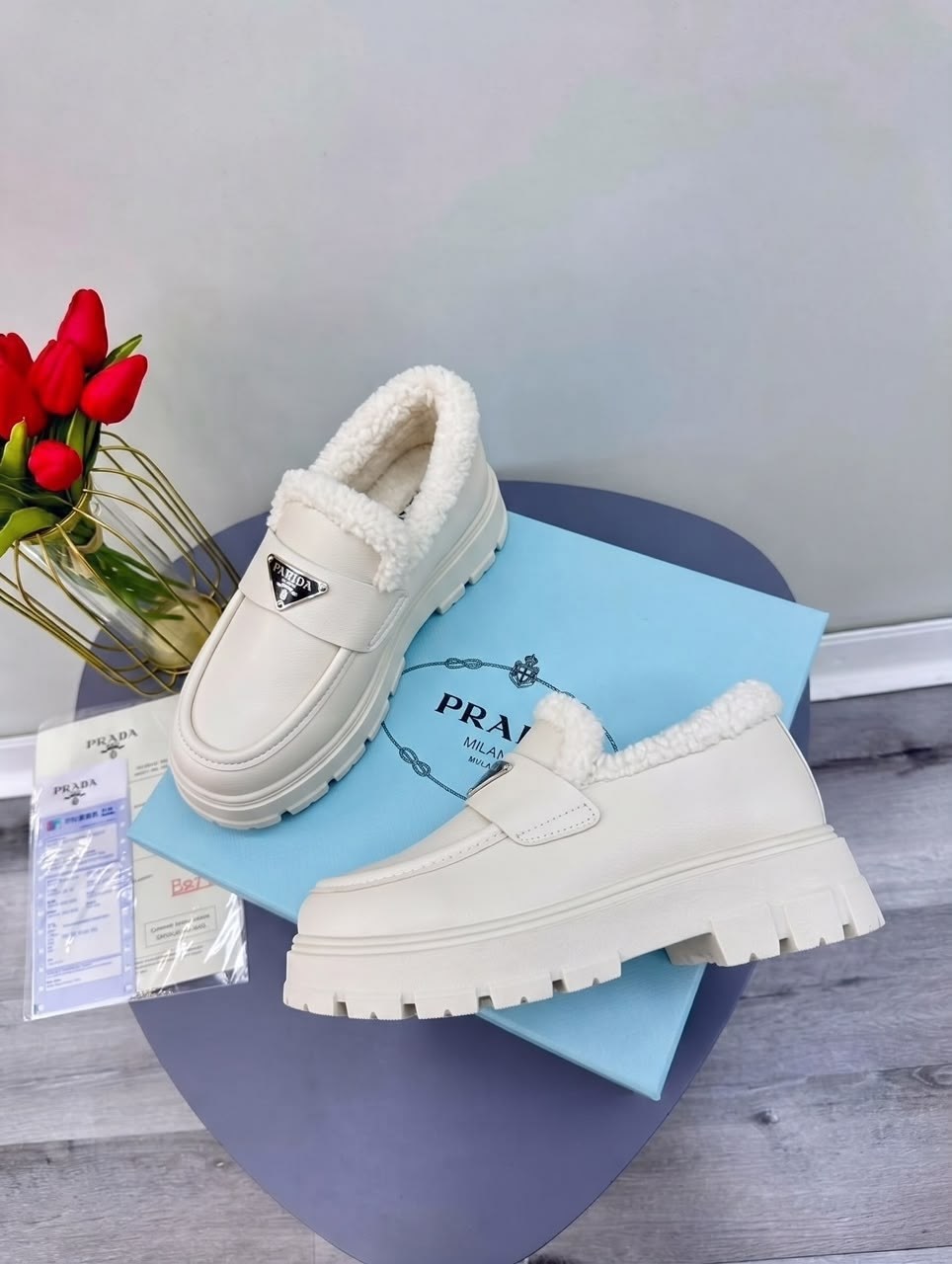 лоферы prada,зимние кожаные черные лоферы prada brushed с мехом,лоферы prada зимние,лоферы с мехом prada,лоферы зимние женские prada