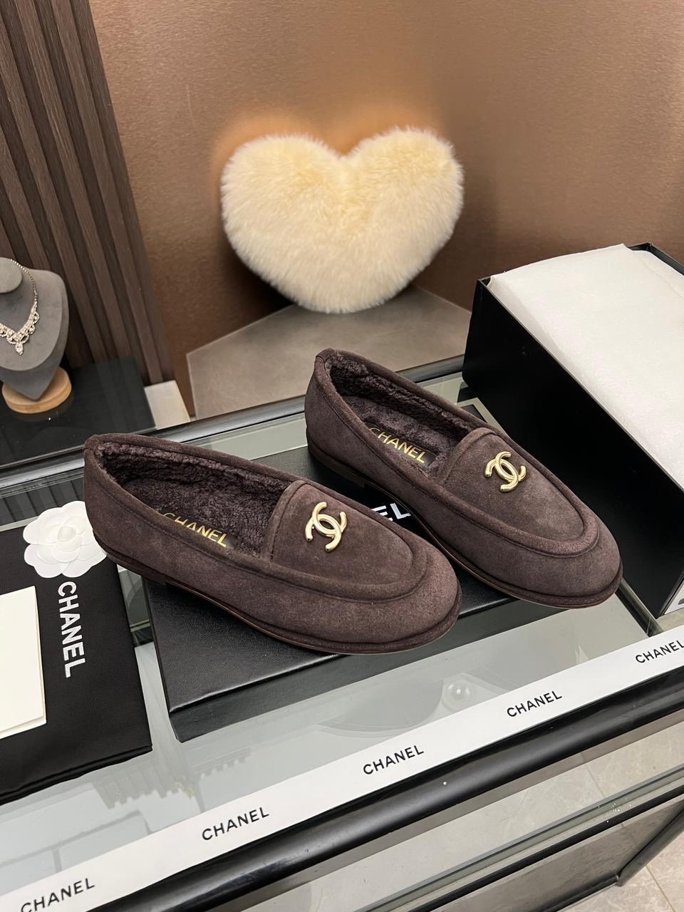 лоферы chanel,женские замшевые лоферы chanel коричневые с мехом,лоферы женские натуральная замша,лоферы chanel женские,женские замшевые лоферы