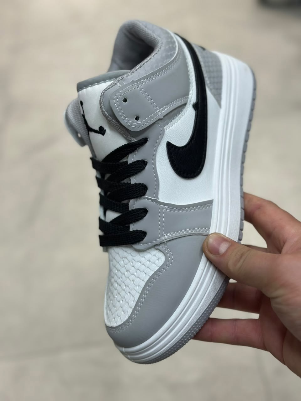 кроссовки женские nike air jordan 1,кроссовки женские nike,кроссовки,женские кроссовки nike air jordan 1 mid,кроссовки женскиe