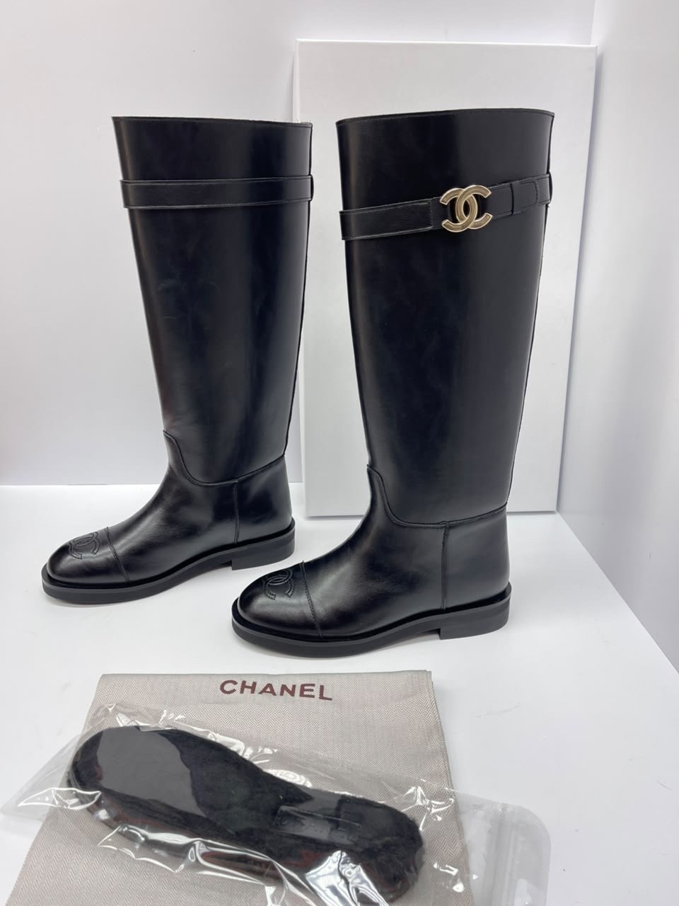 сапоги chanel,сапоги шанель,сапоги,женские осенние сапоги chanel 2026 черные кожаные высокие,кожаные сапоги chanel