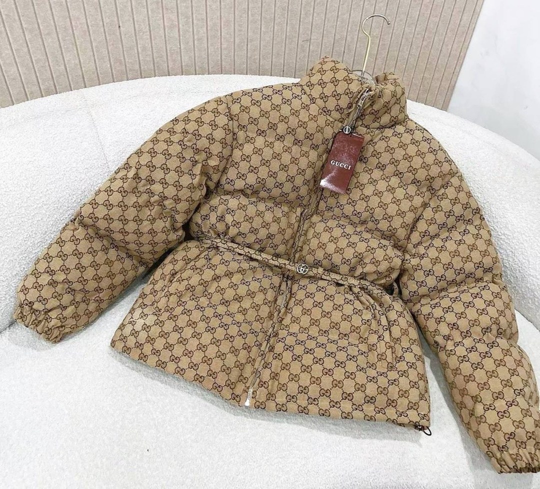 стеганый пуховик gg gucci бежевый,пуховик gucci,куртка gucci,стеганый пуховик,пуховик женский gucci