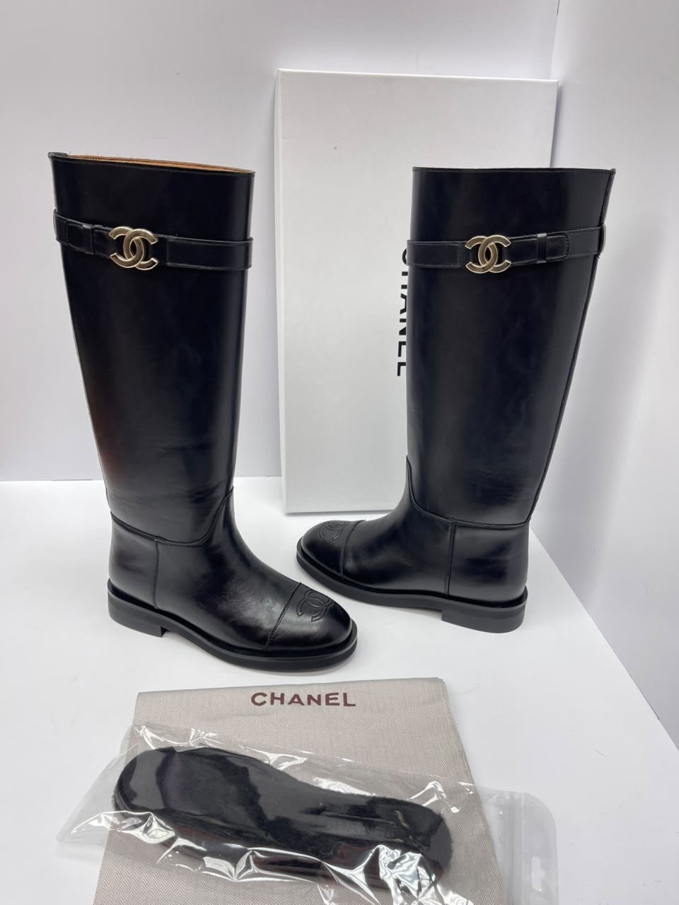 сапоги chanel,сапоги шанель,сапоги,женские осенние сапоги chanel 2026 черные кожаные высокие,кожаные сапоги chanel