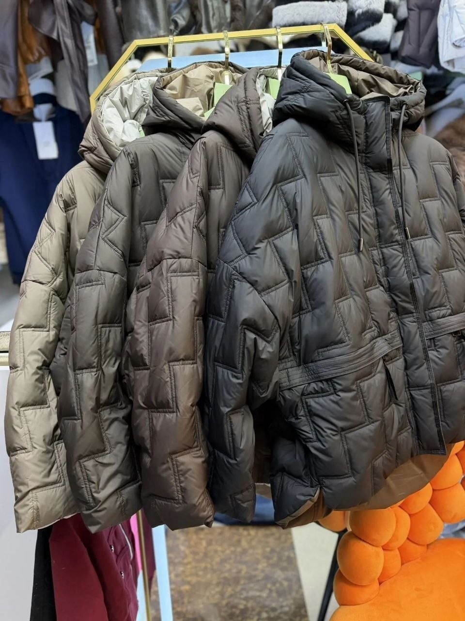 демисезонная короткая куртка оверсайз с капюшоном eveli clothing,куртка демисезонная с капюшоном оверсайз vecere,куртка оверсайз,демисезонная куртка,куртка женская демисезонная
